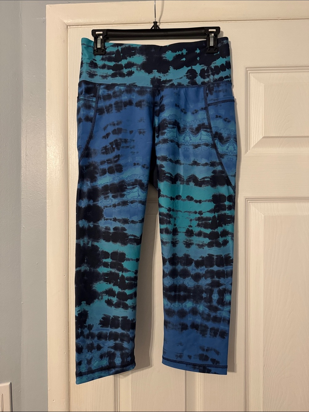 Old Navy Blue & Teal Tie-Dye Capri Leggings